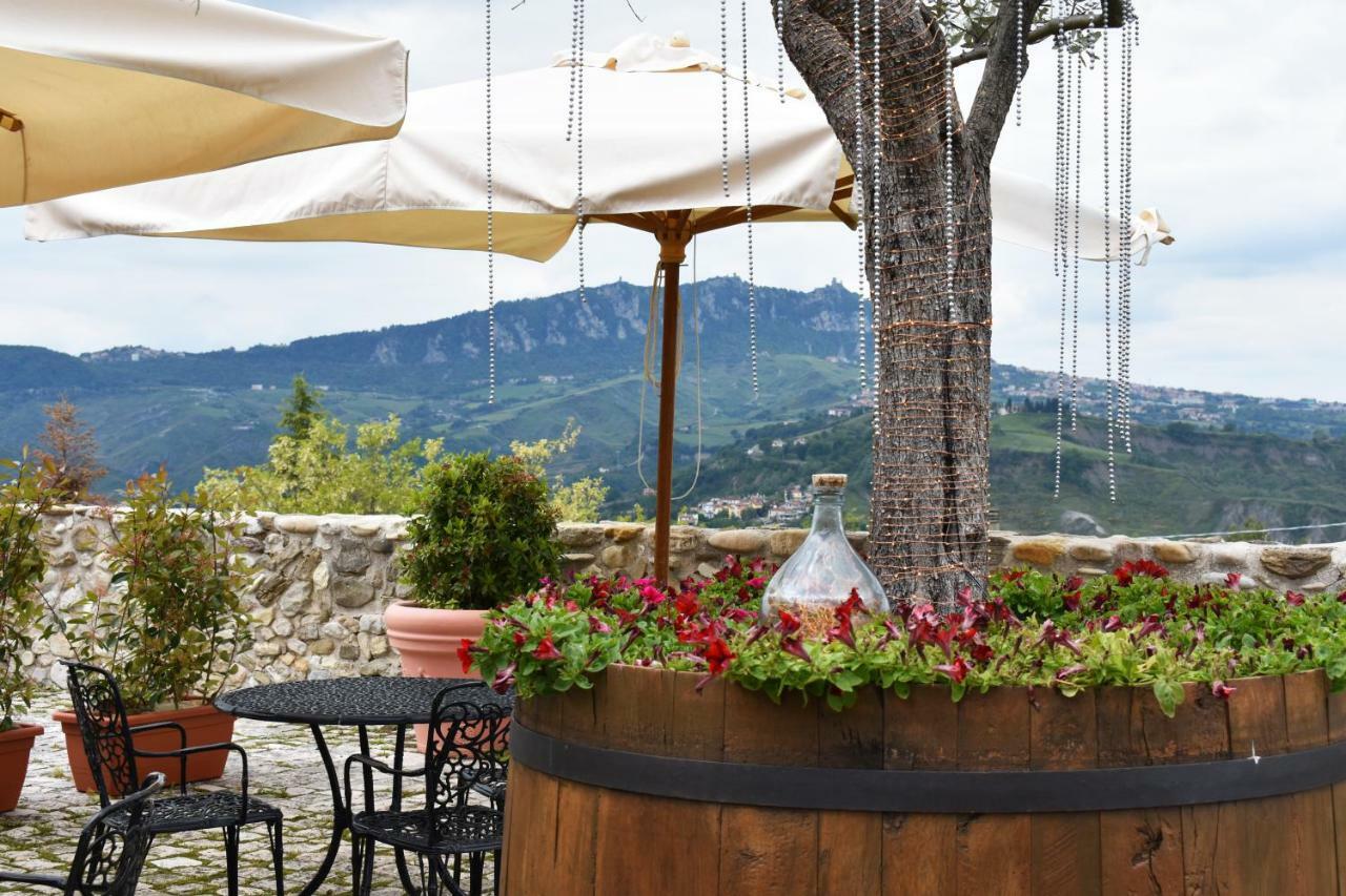 Castello Di Albereto Hotel Trarivi Екстериор снимка