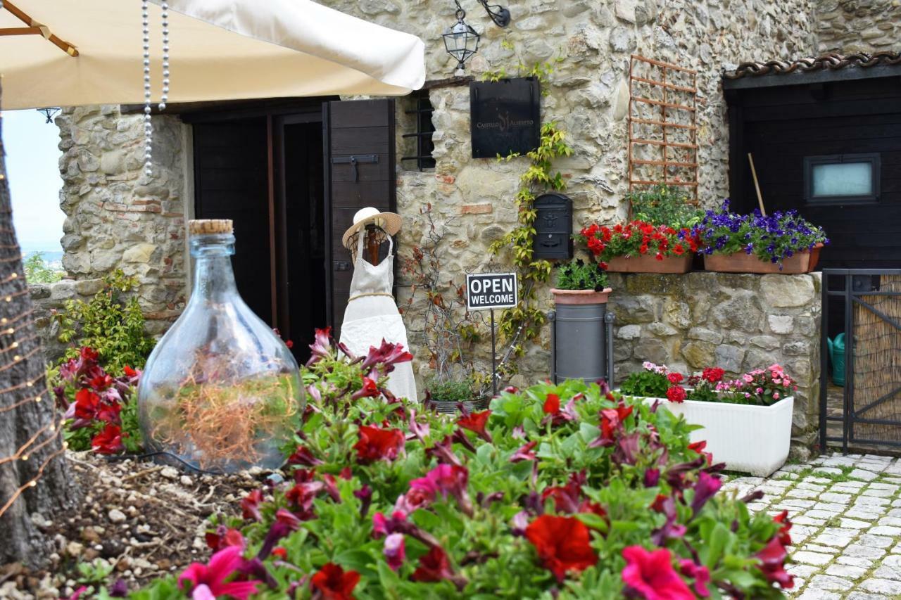 Castello Di Albereto Hotel Trarivi Екстериор снимка